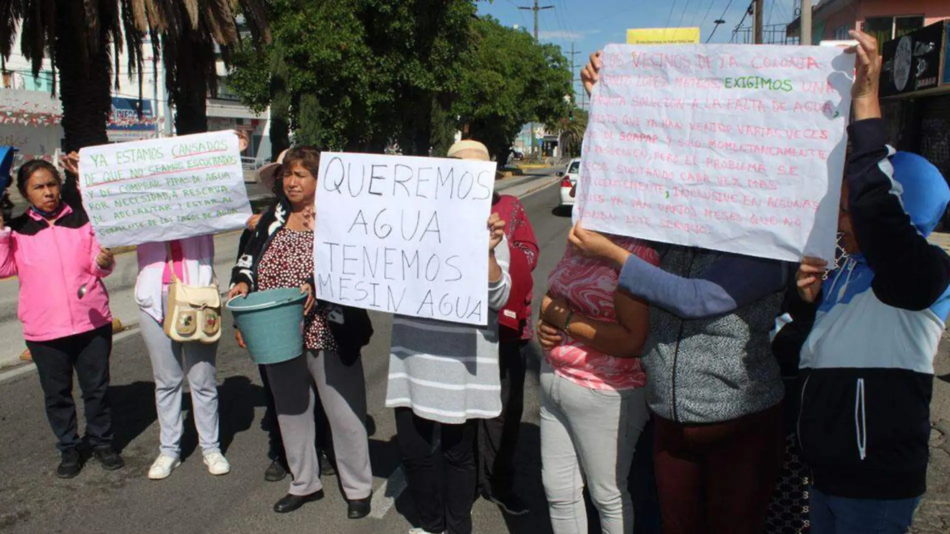 Vecinos de la colonia Adolfo López Mateos cerraron la Diagonal Defensores de la República para exigir el abasto de agua